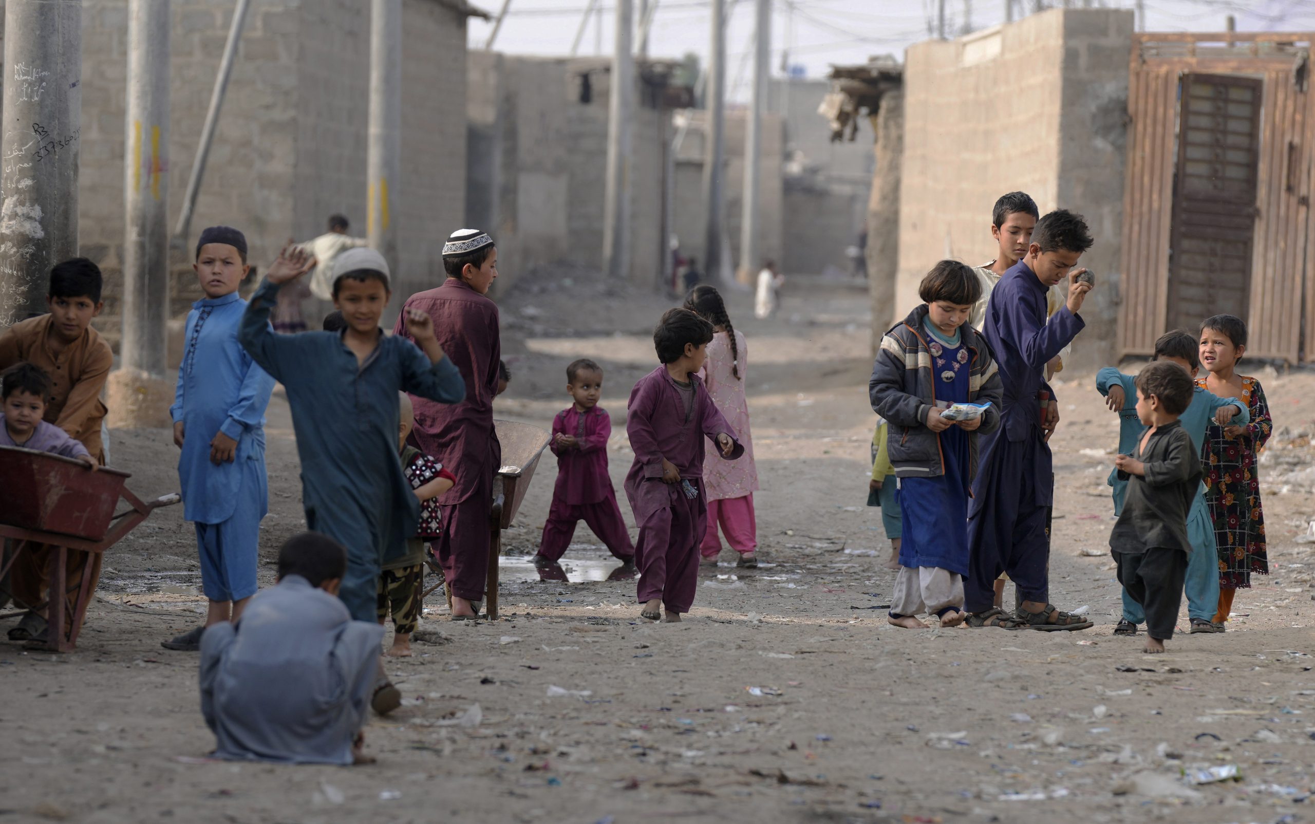 آج کے جدید دور میں بھی لاکھوں بچے بنیادی تعلیم سے محروم