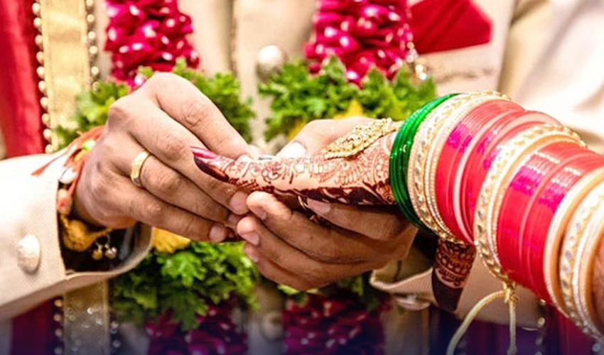 شادی نہ کرنے کی صورت میں ملازمت سے نکالنے کی دھمکی