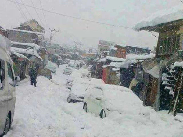 مری نے برف کی چادر اوڑھ لی، پنڈی اوراسلام آباد میں رم جھم