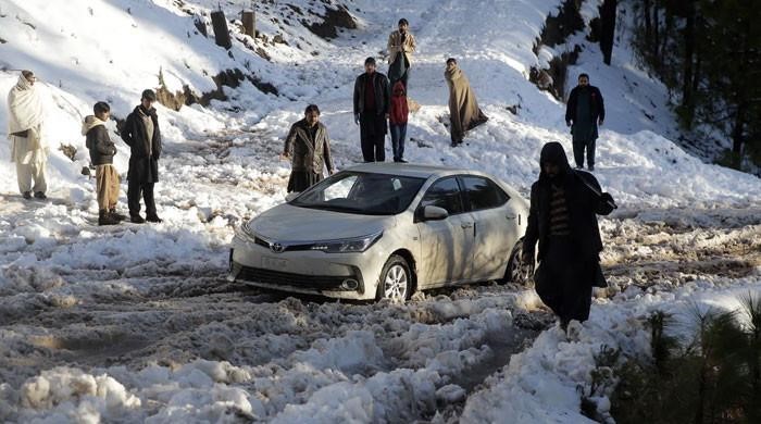 پنجاب، کے پی، اور آزاد کشمیر میں بارش و برفباری سیاح پھنس گئے