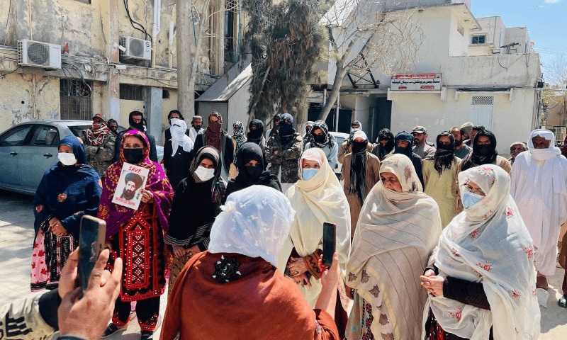 کوئٹہ: مظاہرین سول ہسپتال سے ٹرین حملے میں ملوث 5 دہشت گردوں کی لاشیں لے گئے