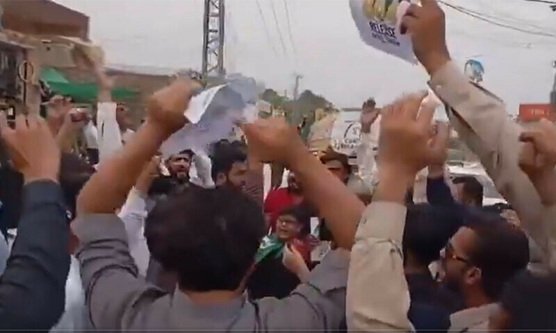 عمران خان سےملااقات کی اجازت نہ ملنے پر  اڈیالہ جیل کے باہر احتجاج