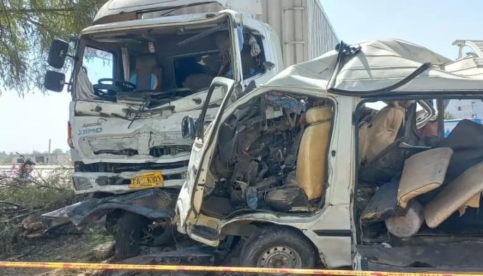 کرک ،ٹریلر اور وین میں خوفناک ٹکر ، 10 افراد جاں بحق ، 8 زخمی