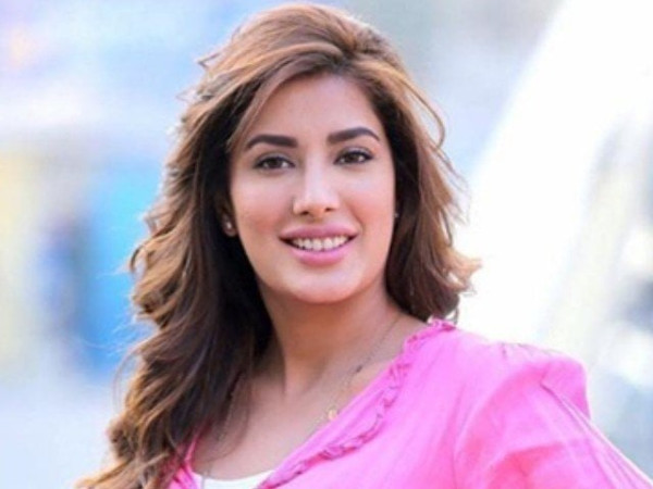مہوش حیات بھی کراچی کی گرمی سے پریشان