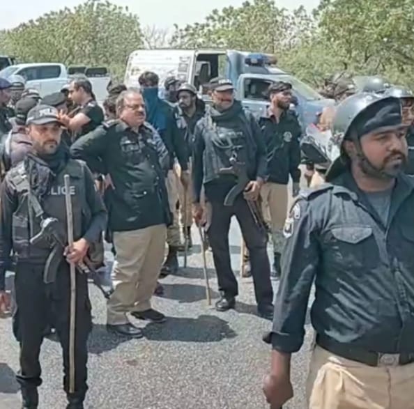 نیشنل ہائی وے پر مظاہرین اور پولیس میں جھڑپیں
