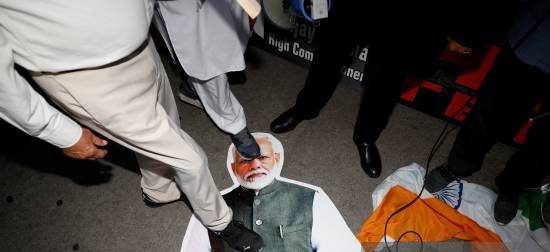 مظاہرے میں نریندر مودی کی تصویر پر جوتے  مارے گئے