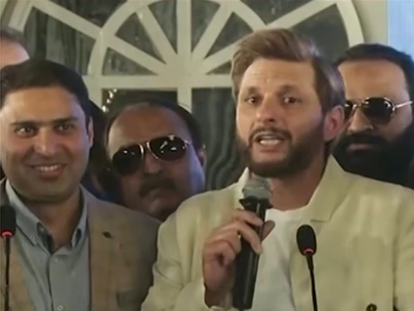 شاہد آفریدی کی قیادت میں پاکستان زندہ باد ریلی،زبردست جوش و خروش