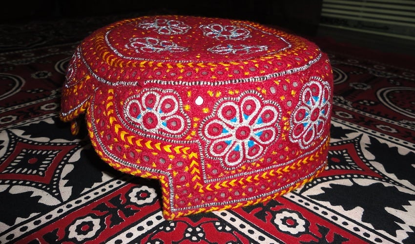 اسکولوں میں اجرک اور سندھی ٹوپی تحفے میں دینے پر پابندی عائد