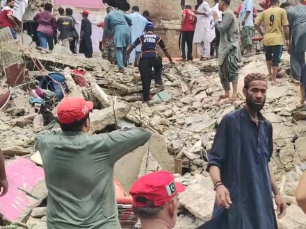 بغدادی میں 5 منزلہ رہائشی عمارت اچانک زمیں  بوس ،7افراد جاں بحق
