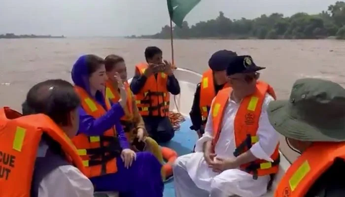 مریم نواز کا کشتی میں سوار ہوکر  سیلابی صورتحال کا جائزہ