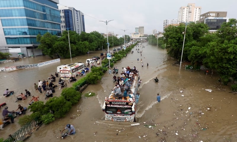کراچی میں موسلادھار بارش سے مختلف علاقوں میں اربن فلڈنگ، گھروں میں پانی داخل، بجلی غائب