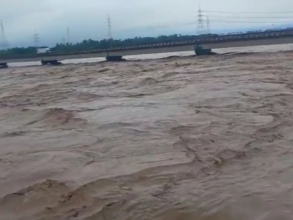 پنجاب میں سیلاب سے تباہی، کئی بند ٹوٹ گئے، 11 افراد جاں بحق