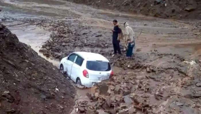 گلگت کے دنیور نالے میں لینڈ سلائیڈنگ، ملبے تلے دب کر8 رضاکار جاں بحق