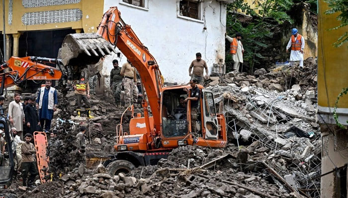 صوابی  سیلاب ،ملبے سے نکالی لاشوں میں بچوں کے ہاتھ میں پراٹھے تھے،