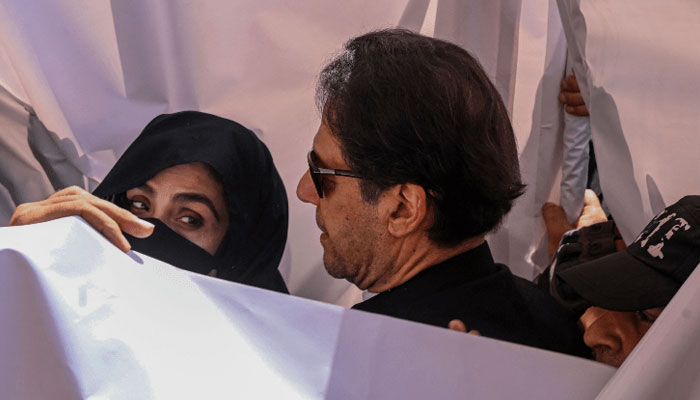 عدالت نے 5 مقدمات میں عمران خان اور بشریٰ بی بی کی گرفتاری روک دی