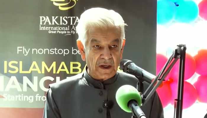 خواجہ آصف نے قومی ائیر لائن کے برطانیہ فلائٹ آپریشن کی بحالی کا افتتاح کردیا