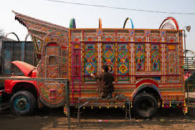 تیز رفتار ٹرک نے سڑک کنارے سوئے افراد کو روند ڈالا، 7 افراد جاں بحق