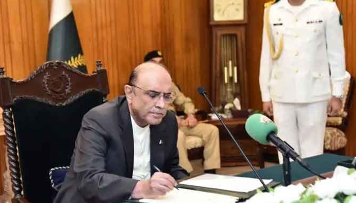 صدر مملکت آصف علی زرداری نے 27 ویں آئینی ترمیمی بل پر دستخط کردیے