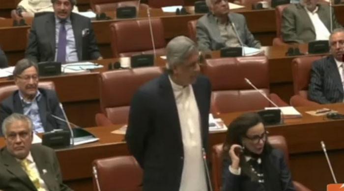 سینیٹ میں 27 ویں آئینی ترمیم کی شق وار منظوری جاری، پی ٹی آئی کے سیف ابڑو نے حق میں ووٹ دیا