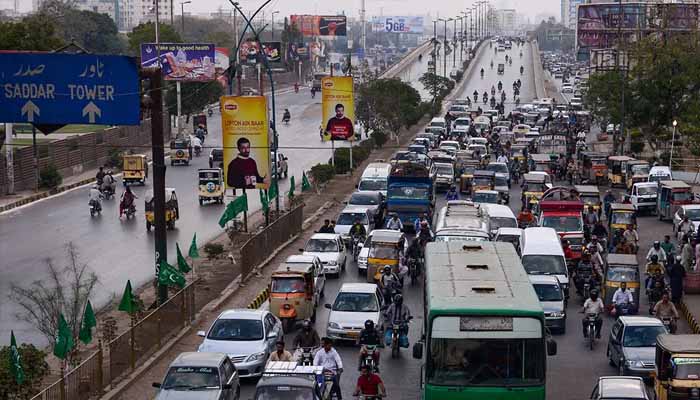 کراچی میں ای چالان کا نظام بے قابو، شہری کو ایک ہی روز میں 50 ہزار کے چالان مل گئے