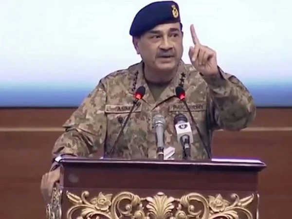 ہنگور کے عملے نے جانبازی کی درخشندہ تاریخ رقم کی، فیلڈ مارشل