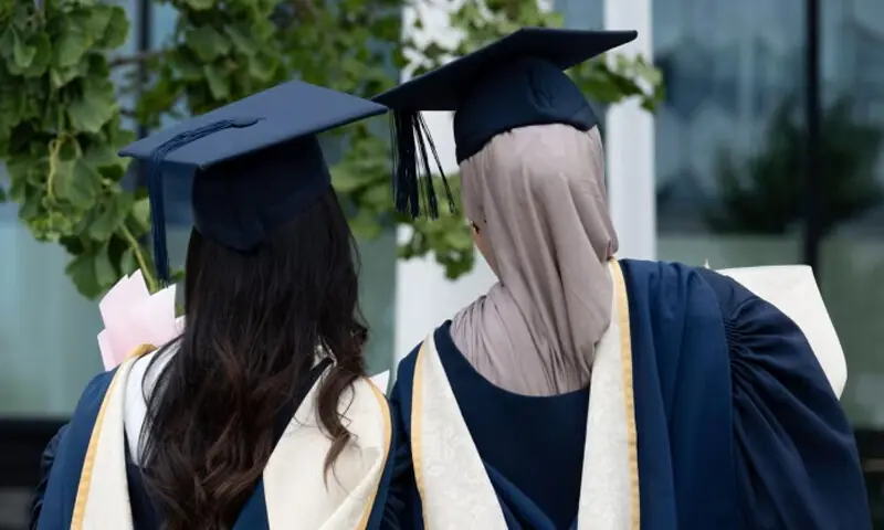 برطانوی جامعات نے پاکستانی طلبہ کے داخلے معطل، محدود کر دیے
