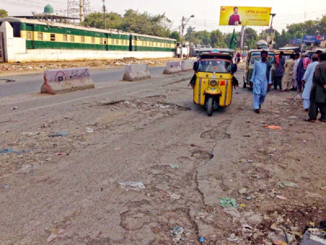 کھدی سڑکیں شہریوں کیلئے موت کا جال بن چکی ہیں۔ مہاجر قومی موومنٹ