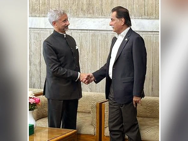 ڈھاکا؛ ایاز صادق سسے بھارتی وزیر خارجہ کی ملاقات،  جے شنکر نے خود آکر مصافحہ کیا