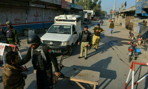 بنوں میں تھانے کے باہر بم دھماکا، بچے سمیت 2 افراد جاں بحق، 20 زخمی