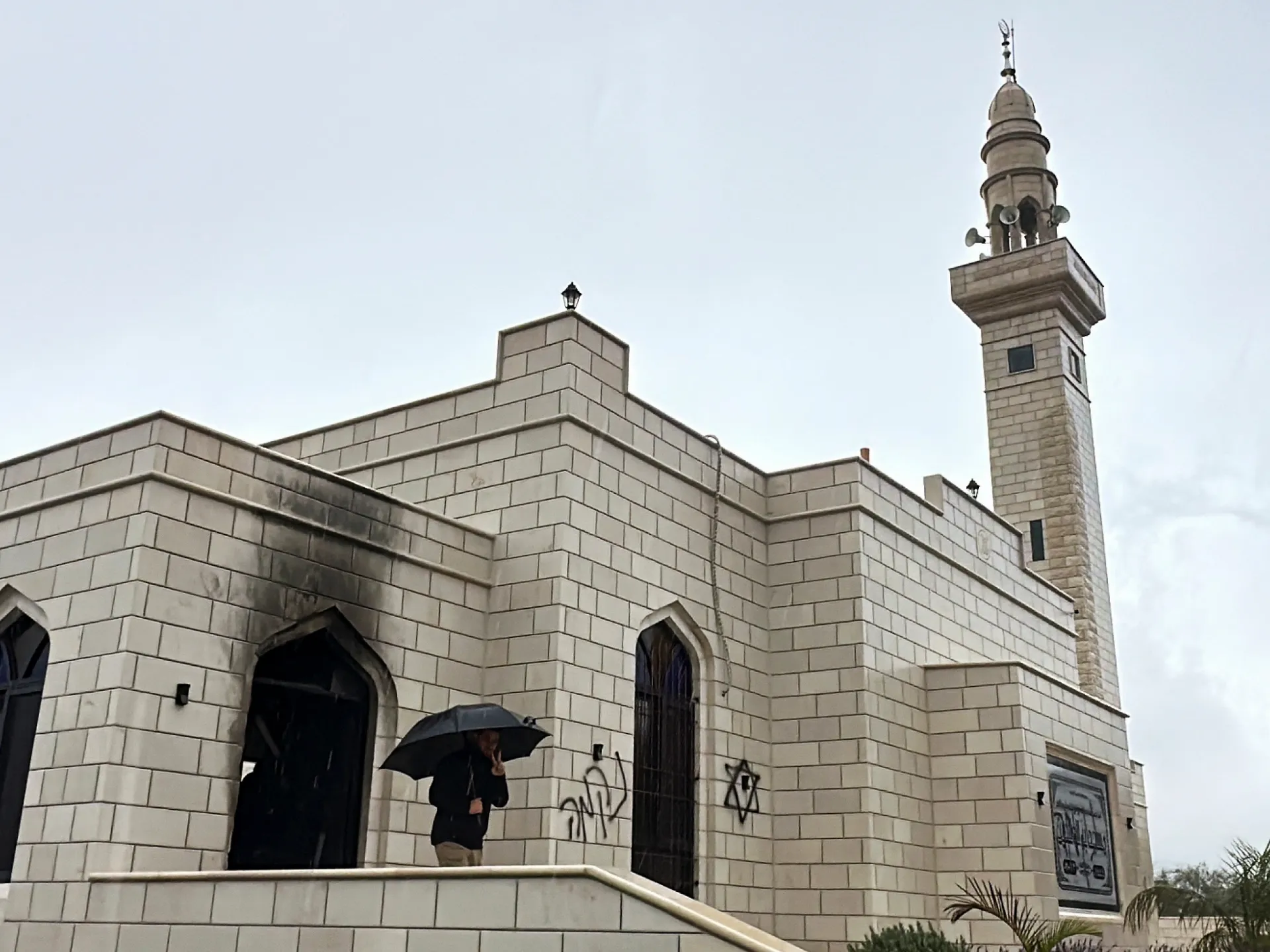 مودی کا دورۂ اسرائیل؛ مسجد نذر آتش؛ فلسطینی آبادی پر حملے