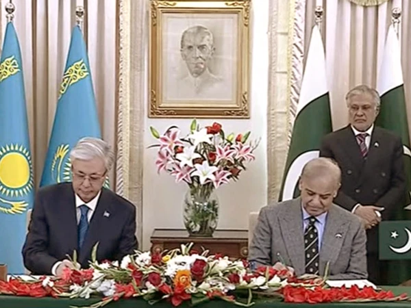 قازقستان کے صدر کا وزیراعظم ہاؤس میں پرتپاک استقبال،  معاہدوں پر دستخط