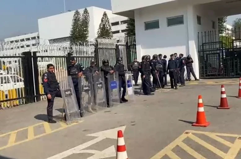 پی ٹی آئی احتجاج،  اسلام آباد کے ریڈ زون کو مکمل طور پر بند کر دیا گیا