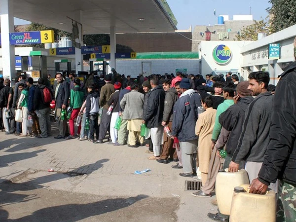 پیٹرول ختم، عوام کی بڑی تعداد پمپس پر جمع، جھگڑے بھی شروع