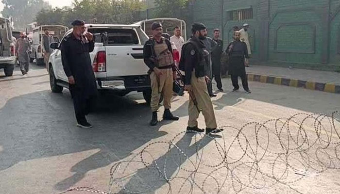 لکی مروت میں پولیس موبائل کے قریب دھماکا، ایس ایچ او سمیت 7 اہلکار شہید