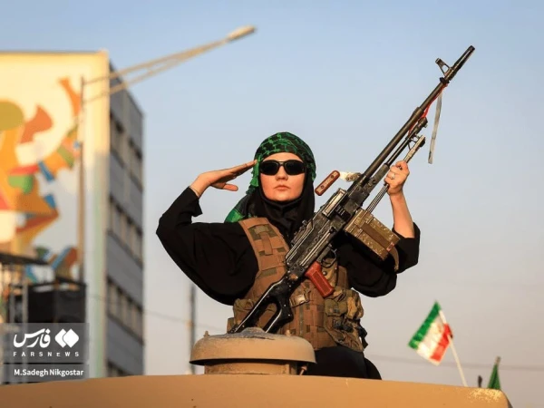 ایران میں حکومت کے حق میں مظاہرے، اسلحہ بردار خواتین بھی سامنے آگئیں