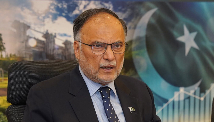 کشمیر کے لوگ کشمیر کو کراچی نہیں  لاہور جیسا دیکھنا چاہتے ہیں: احسن اقبال
