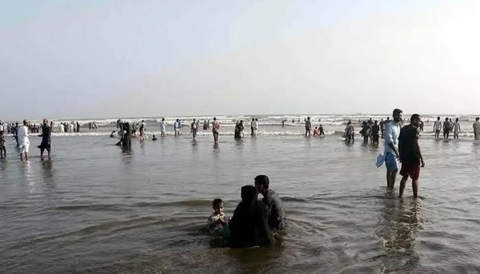 کراچی میں آئندہ 24 گھنٹوں کے دوران موسم گرم رہنے کا امکان