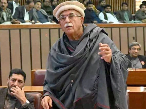 عمران خان کی بہن کو اسپتال کے دوسرے کمرے میں بند کیا گیا، محمود اچکزئی