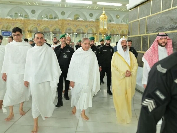 وزیراعظم کی وفد کے ہمراہ عمرہ کی ادائیگی، ملک و قوم کیلیے خصوصی دعائیں