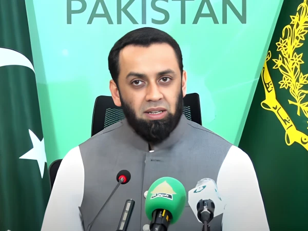 عمران خان طبی معائنہ؛ عظمیٰ خان کی موجودگی میں ڈاکٹروں نے صحتمند قرار دیا،جیل منتقل کردیا گیا عطا تارڑ